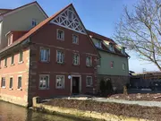 Ansicht der Alten Mühle in Neukunststadt von der Seite des Flusses