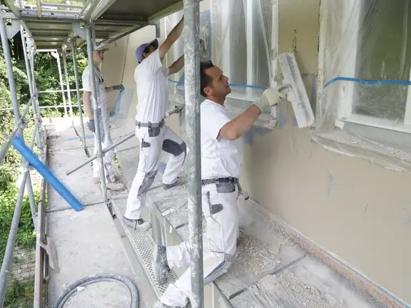 Arbeiter bei der Sanierung einer Außenfassade
