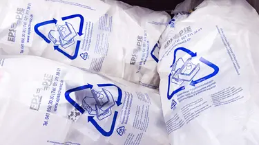 EPS-/XPS-Recycling Säcke von swisspor gefüllt mit Abschnitten der EPS-Dämmplatten von der Baustelle oder aus dem Fassadenrückbau