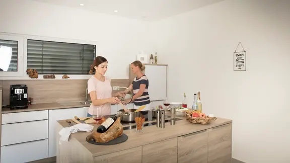 Mutter und Tochter kochen in der Küche