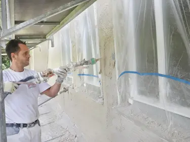 Verarbeitung an der Außenfassade eines Projekts in Tübingen.