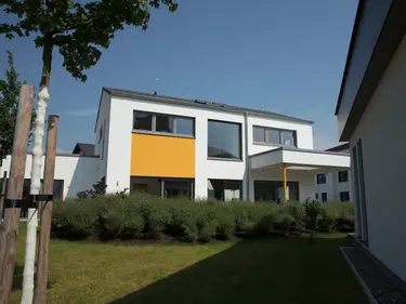 Außenblick auf ein neu saniertes Familienhaus 