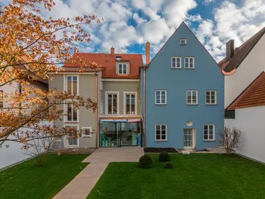 Außenansicht des Domherrenhauses in Freising