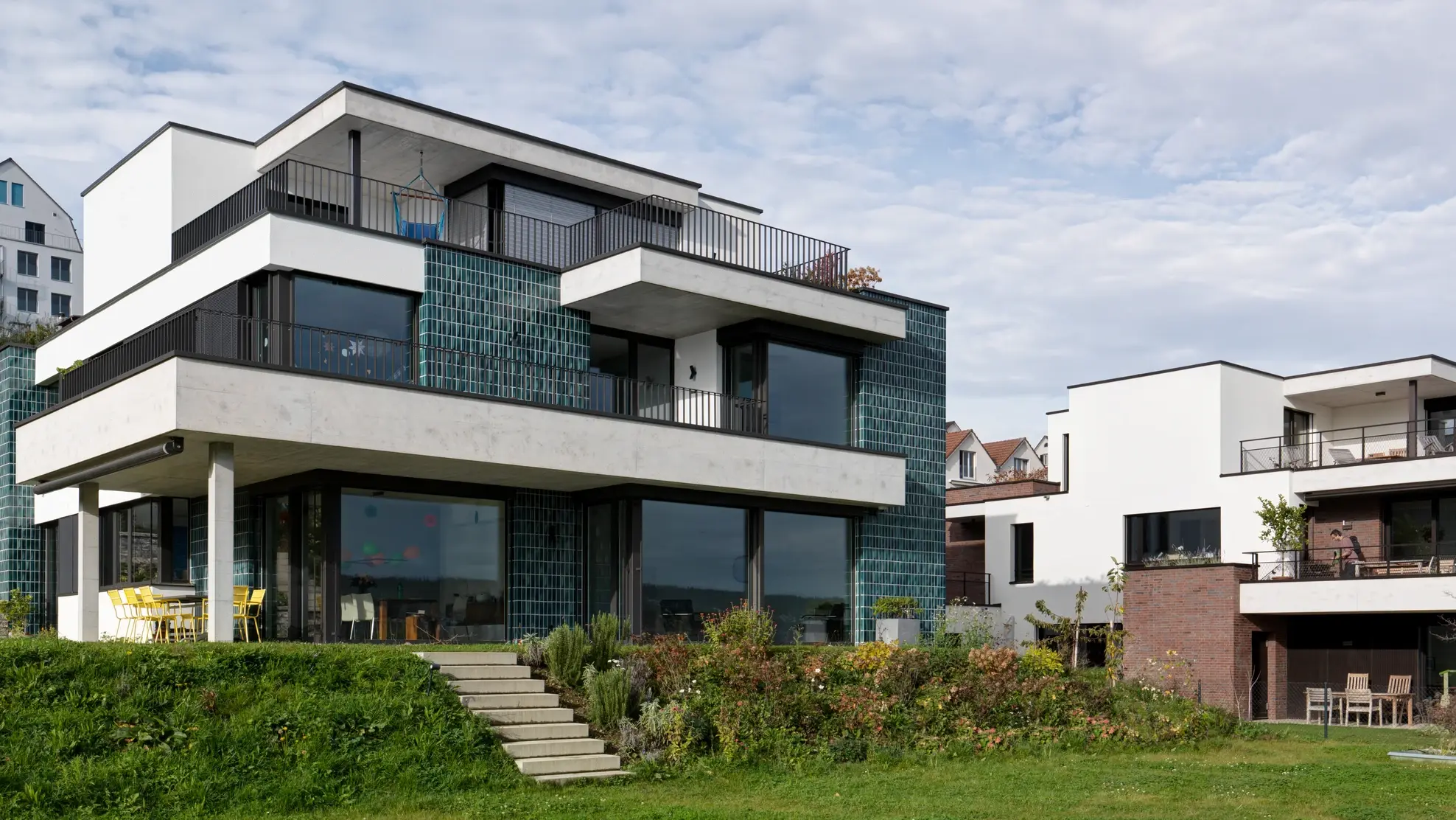 Zwei Mehrfamilienhäuser mit WDVS-Aussenfassade und farbigen Plattenbelägen auf WDVS