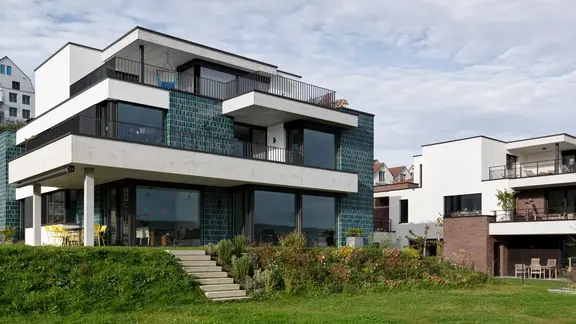 Zwei Mehrfamilienhäuser mit WDVS-Aussenfassade und farbigen Plattenbelägen auf WDVS