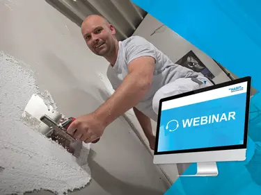 Arbeiter verputzt die Wand mit einer Kelle 
