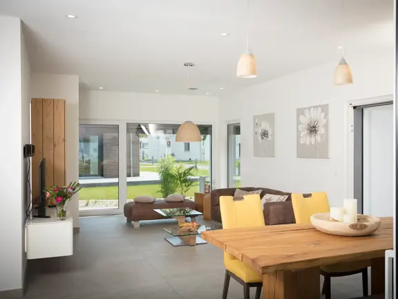 Modernes Wohnzimmer mit Essbereich und Tisch mit gelben Stühlen