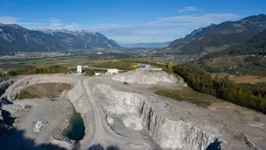 Luftaufnahme von unserem Gipssteinbruch in Bex mit Panorama im Hintergrund