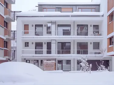 Modernes Haus im Winter 