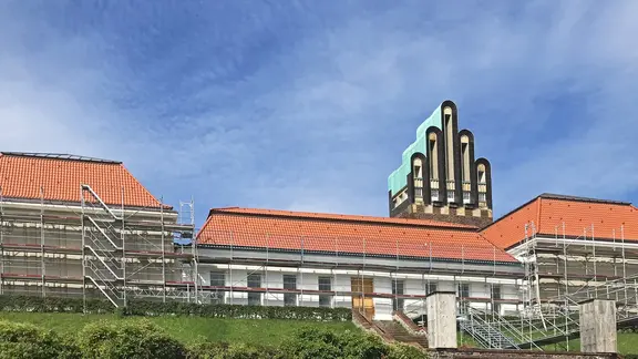 Gebäude bei der Sanierung mit Baugerüsten drumherum