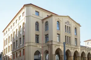 Außenansicht der sanierten Münzarkaden in München.