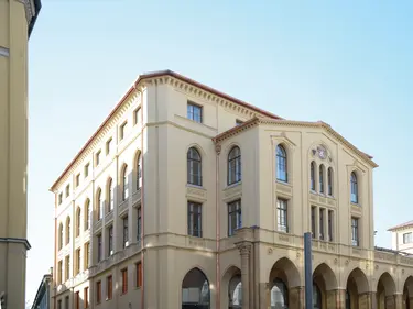 Außenansicht der sanierten Münzarkaden in München.