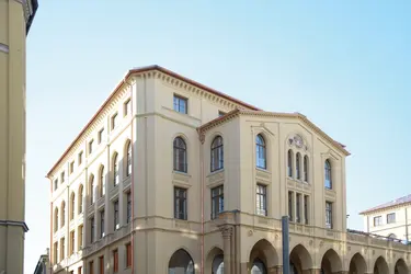 Außenansicht der sanierten Münzarkaden in München.