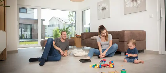 Familie unterhält sich im Wohnzimmer 