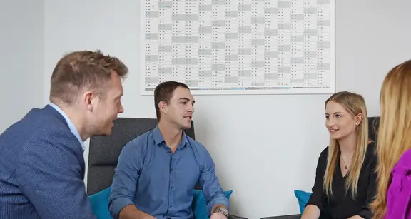 HASIT Mitarbeiter diskutieren miteinander 