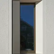 Detailansicht eines Fensters am Rathaus in Dorfen.