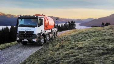 Lastwagen mit Fixit Silo in einem Berpanorama am frühen Morgen mit Nebel im Tal