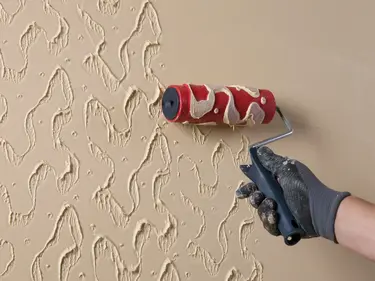 Eine gestaltete Putzoberfläche wird mit einem Roller aufgetragen