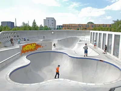Jugendliche skaten in einem neu errichteten Skatepark