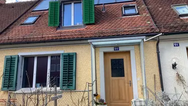 Vue de face de l'objet de référence à Winterthur avec façade peinte en jaune, Fixit 222 Aerogel enduit isolant haute performance et capteurs de mesure sur la maçonnerie