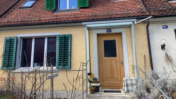 Vue de face de l'objet de référence à Winterthur avec Fixit 222 Aerogel Enduit isolant haute performance et différents capteurs de mesure pour l'évaluation