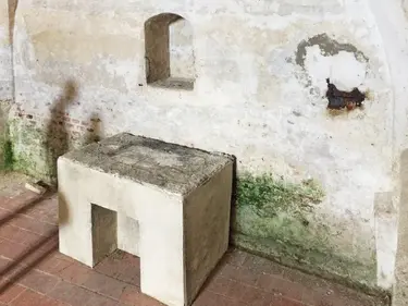 Feuchte und Salzhaltige Wand des Denkmals