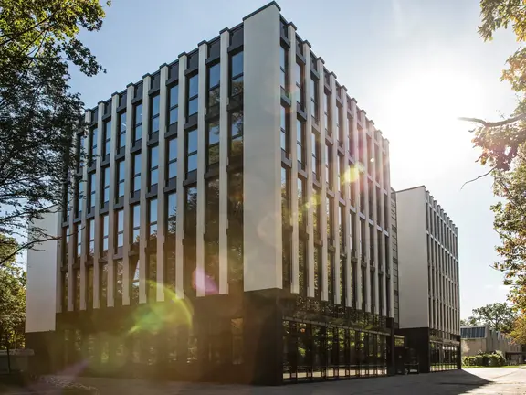 Ein modernes Gebäude 