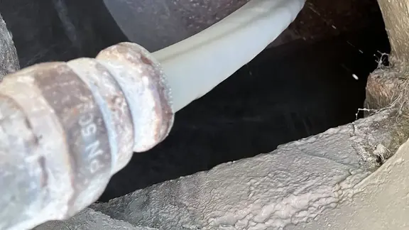 Fixit POR Schaumbeton fliesst aus dem Estrich-Schlauch in den vorbereiteten Schacht