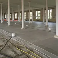 Verarbeiteter Zementfließestrich im Boden