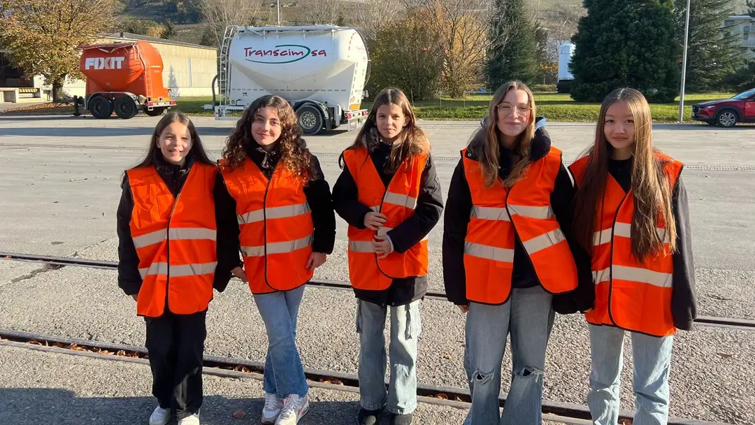 Die fünf Mädchen auf einem Gruppenbild im Aussenbereich von Fixit Bex
