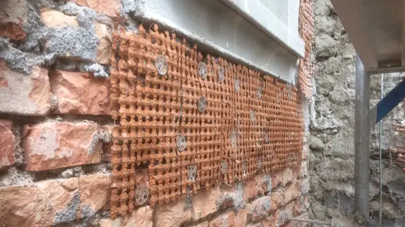 Rabat de brique sur un mur de briques sous un appui de fenêtre monté sur la maçonnerie