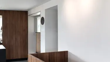 Intérieur moderne avec un beau enduit lisse sur les murs et le plafond contrastant avec le bois foncé