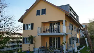 Façade extérieure crépie orange rénovée avec Fixit 222 Aerogel Enduit isolant haute performance