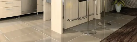 Hellgestaltete moderne Küche mit Fokus auf den Fußboden