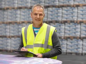 HASIT Logistic Mitarbeiter vor mehreren Paletten mit Produkten