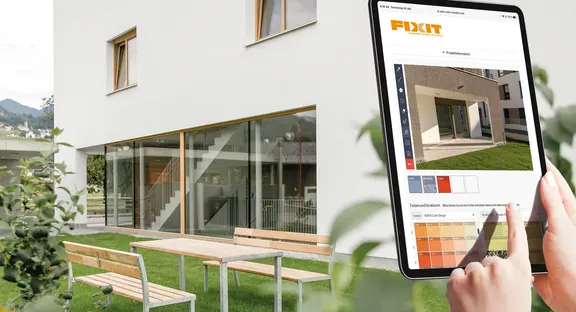 Configurateur de façade Fixit sur une tablette avec un nouveau bâtiment et la façade extérieure en arrière-plan