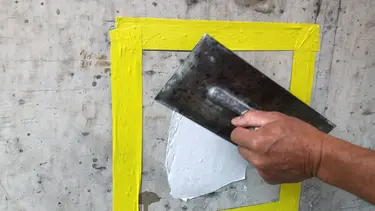 Auftrag des Fixit Betoninspektors auf die vorbereitete Testfläche 