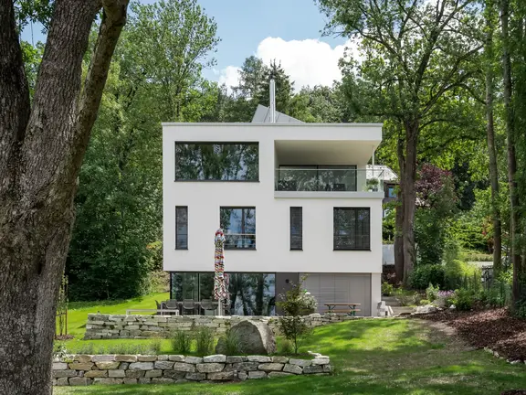 Blick auf die Villa in der Natur 
