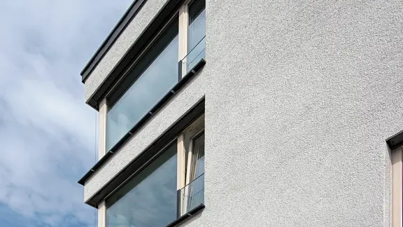 Blick auf ein Gebäude mit Niederenergie 
