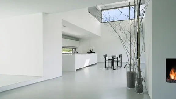 Gang in neugebauten modernen Küche 