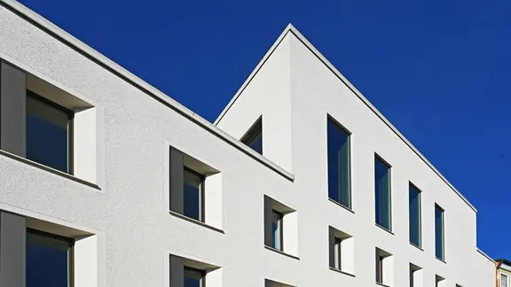 Blick auf die linke Vorderseite der Rathausfassade in Dorfen.