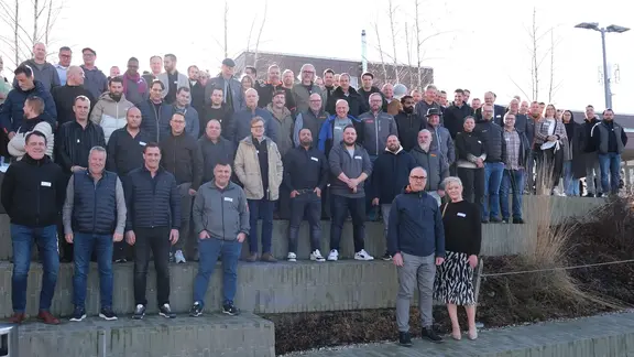 Gruppenfoto von allen Teilnehmenden auf den Stufen vor dem Bildungspark Dagmersellen