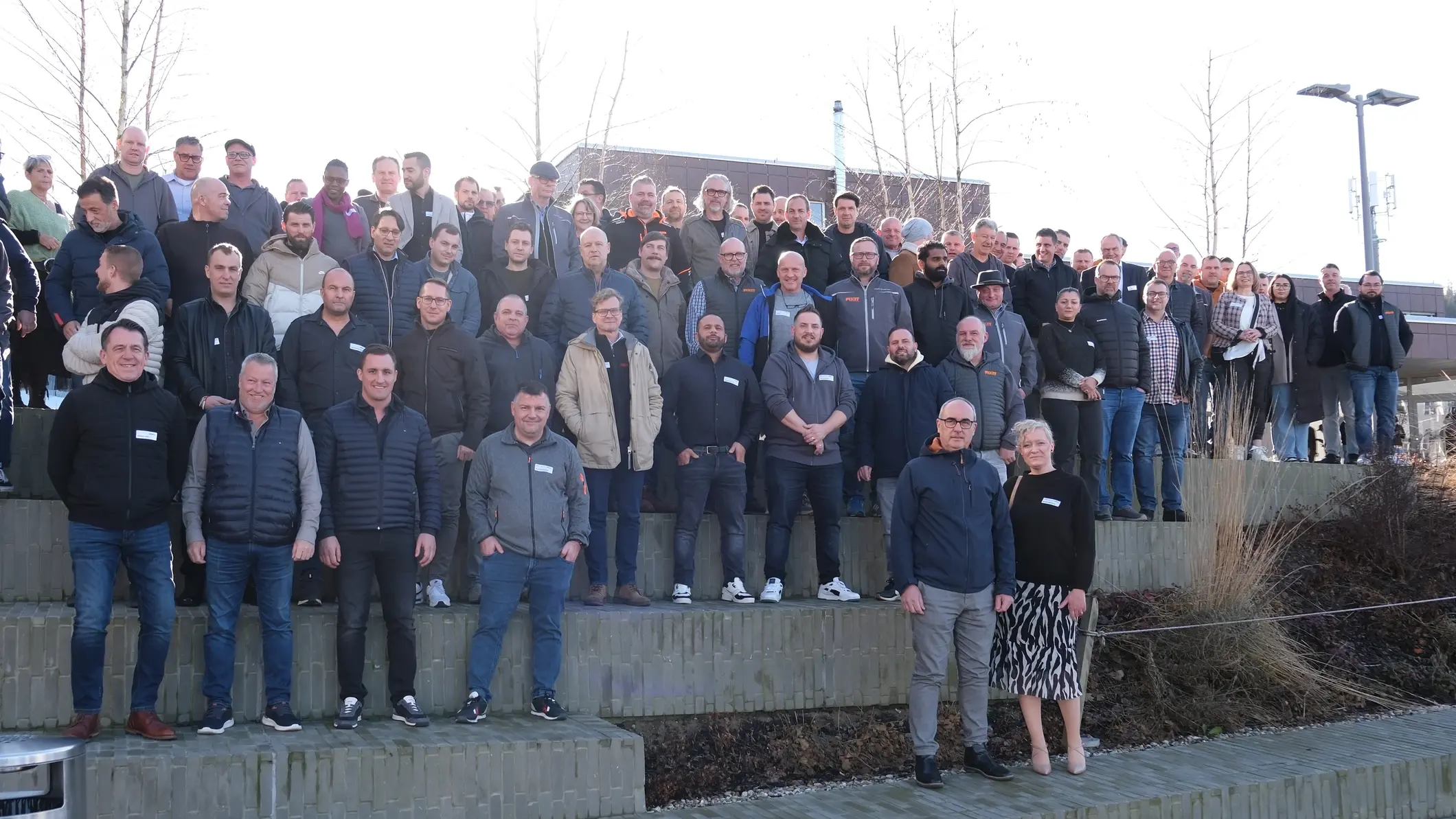 Gruppenfoto von allen Teilnehmenden auf den Stufen vor dem Bildungspark Dagmersellen