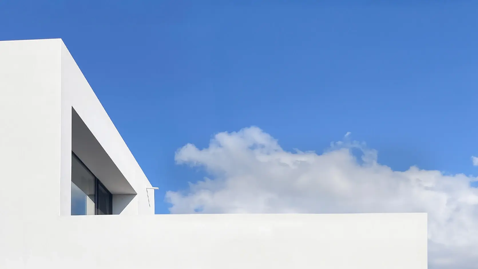 Image clé d'une bordure de toit moderne, recouverte d'un enduit blanc, avec le système RoofEtics®