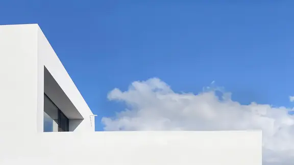 Image clé d'une bordure de toit moderne, recouverte d'un enduit blanc, avec le système RoofEtics®