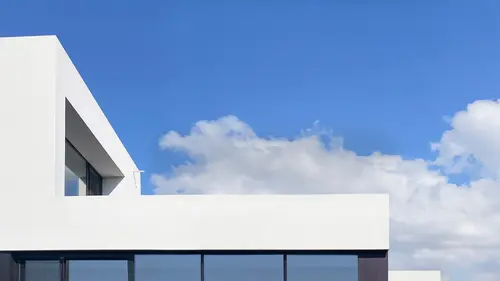 Image clé d'une bordure de toit moderne, recouverte d'un enduit blanc, avec le système RoofEtics®