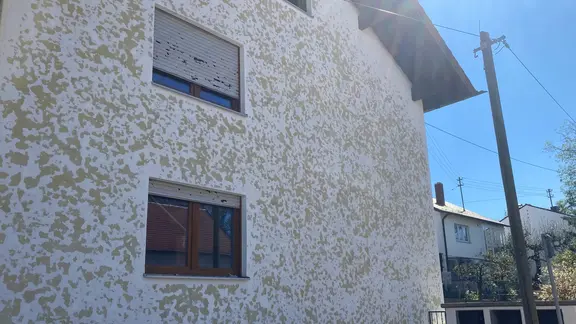 Hagelschaden an der Außenfassade vom Haus 