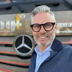 Portraitfoto von Urs Schädler, Geschäftsleiter der Hans Fischer Logistik AG vor einem Mercedes Benz Lastwagen des Unternehmens