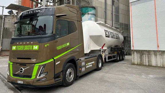 Fischer Logistik E-Truck von Volvo auf dem Werksgelände der Fixit AG in Holderbank
