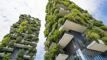 Deux gratte-ciel aux balcons végétalisés s'élèvent vers le ciel de bas en haut